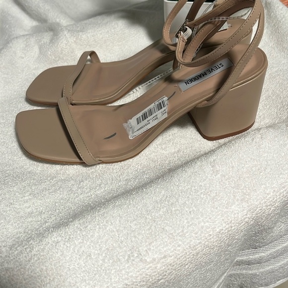 Steve Madden Women's Tan Block Heel Sandals - Picture 3 of 11